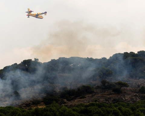 2.700 efectivos, 426 medios terrestres y 21 aéreos luchan contra el fuego
