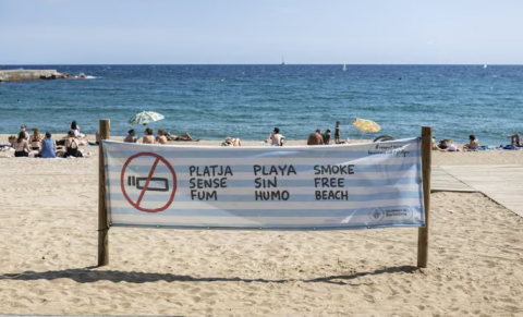 El Gobierno prohibirá fumar en las playas y piscinas