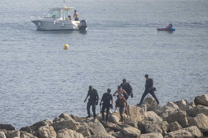 El Gobierno instala barreras de contenci&oacute;n en Ceuta en respuesta a la invasi&oacute;n marroqu&iacute;