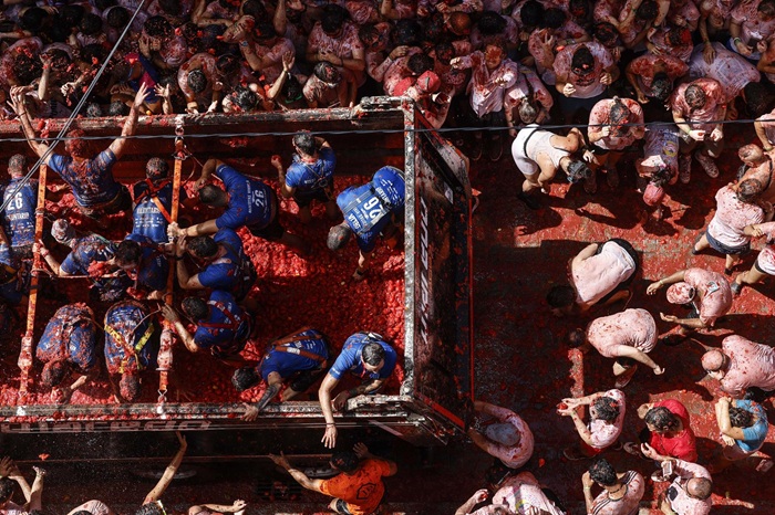 La Tomatina vuelve a te&ntilde;ir Bu&ntilde;ol de rojo