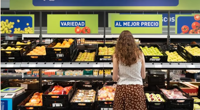 La mitad de los espa&ntilde;oles reduce su cesta de la compra por la subida de precios