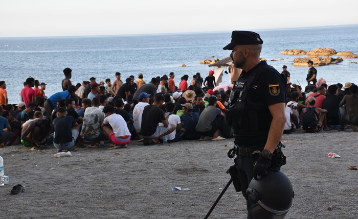 Los inmigrantes de Ceuta son reubicados en dos centros improvisados de acogida