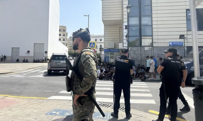 El presidente de Ceuta denuncia la "pasividad" del Gobierno pese a que la ciudad "est&aacute; en peligro"