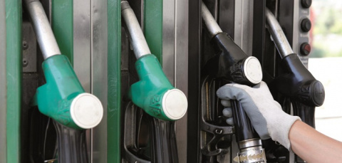 Los carburantes encadenan su quinta subida en pleno verano