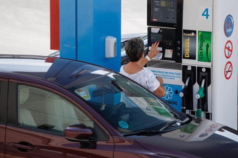 Los carburantes, en máximos del verano a las puertas de la operación retorno
