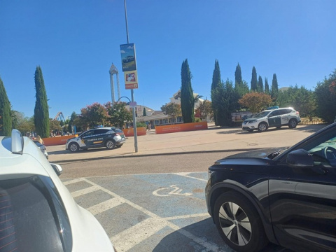 Herido grave en una montaña rusa en el Parque Warner