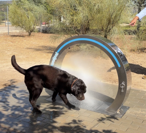 El Ayuntamiento instala en El Cantizal la primera ducha para perros