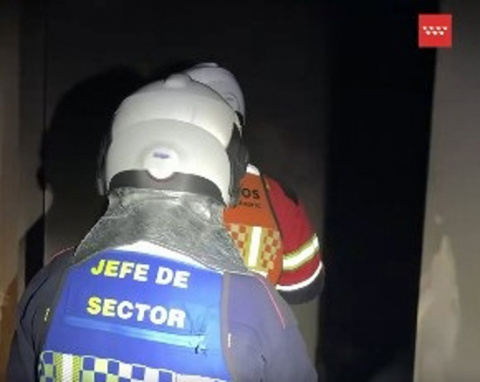Rescatada una familia con dos niños tras un incendio en una vivienda