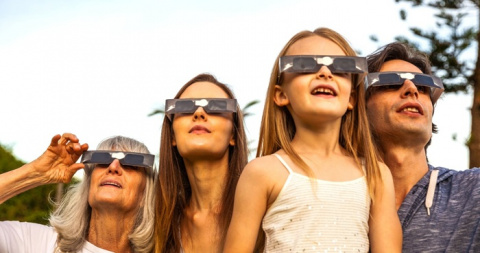 Un visor ayuda a buscar el mejor sitio para ver el eclipse en Madrid
