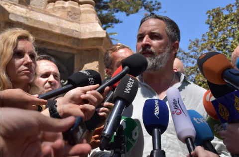 Abascal acusa a Sánchez de 