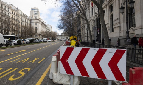 El tramo en obras entre Cibeles y la Puerta de Alcalá recupera un carril por sentido