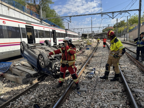 Un coche cae desde un puente a las vías de la estación de Cercanías