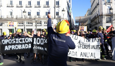 Bomberos forestales se concentran en Sol para exigir condiciones laborales dignas
