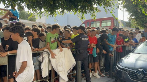 Más de mil menores marroquíes se aglomeran ante la Comisaría de Ceuta para ser acogidos