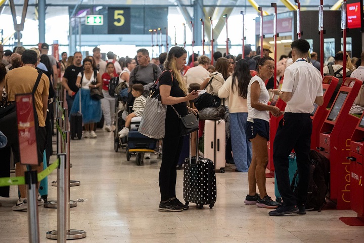 Aglomeraciones y retrasos en los controles de Barajas por la huelga del personal de seguridad