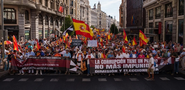 Multitudinaria manifestaci&oacute;n en Madrid en apoyo a Ceuta y para exigir elecciones ya