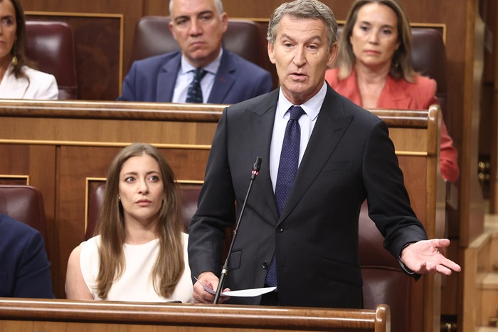 Feij&oacute;o acusa a S&aacute;nchez de no ser un presidente libre: "Si Marruecos canta, usted se va"