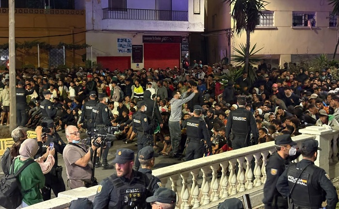 La Polic&iacute;a carga contra los inmigrantes para evitar una avalancha en el traslado al puerto de Ceuta