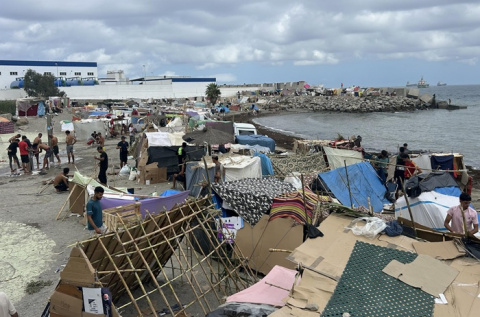 La Policía desaloja el asentamiento de los alrededores de la desaladora de Ceuta