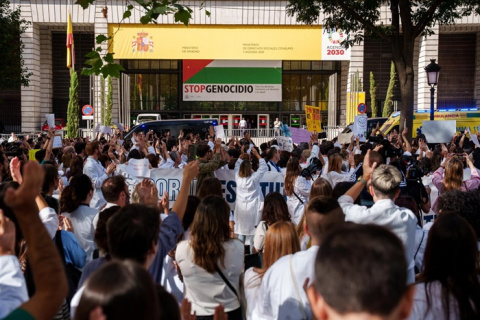 Los médicos irán a la huelga indefinida en todo el país