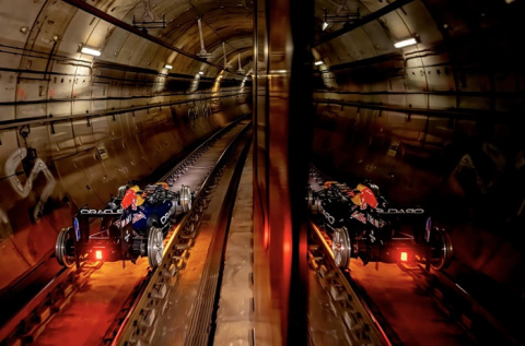 Un coche de Fórmula 1 corre por primera vez por los raíles del Metro