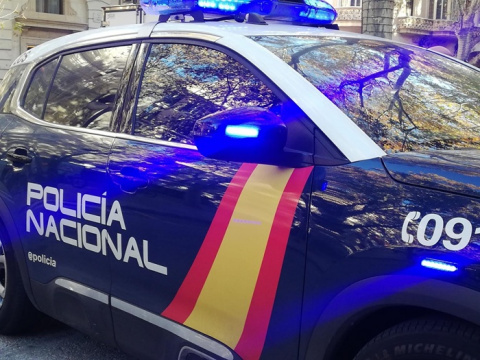 Atracan una joyería tras amenazar, amordazar y encerrar a una empleada