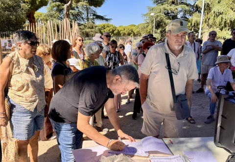 Vecinos de Moncloa-Aravaca protestan contra los postes de la Dehesa de la Villa