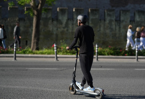 Tráfico fija en 15 años la edad mínima para circular con patinete y hace obligatorio el casco