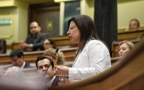 Armengol expulsa del hemiciclo a una diputada del PP por mostrar un bote de gas pimienta
