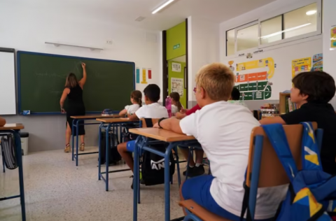 Feijóo aboga por reformar el sistema educativo y retirar las pantallas de las aulas