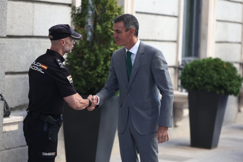 Sánchez niega los avisos de invasión de Ceuta y culpa a los servicios de Información