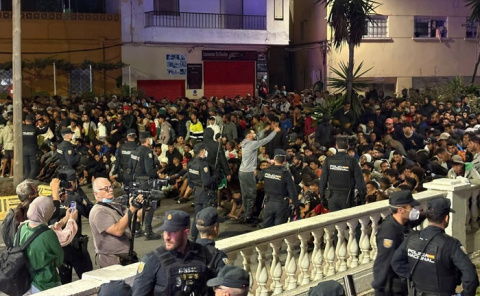 La Policía carga contra los inmigrantes para evitar una avalancha en el traslado al puerto de Ceuta