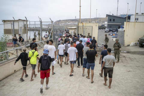 El Gobierno toma el control del puerto de Ceuta para atender a los inmigrantes