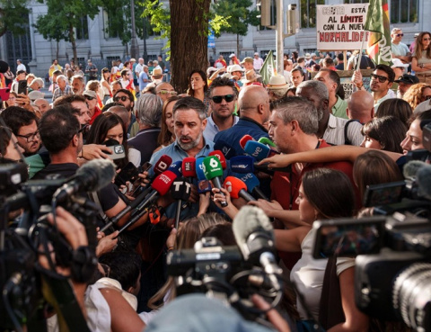 Abascal desdeña las críticas de Aznar, otro 