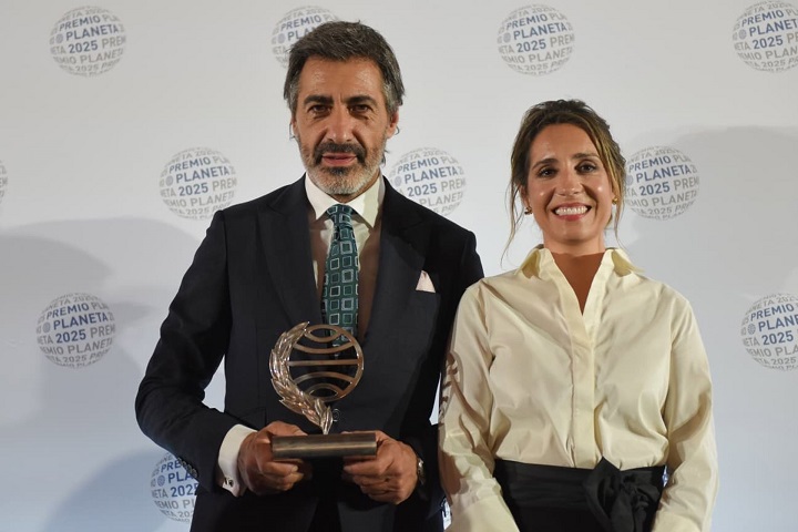 Juan del Val gana el Premio Planeta con 'Vera, una historia de amor'