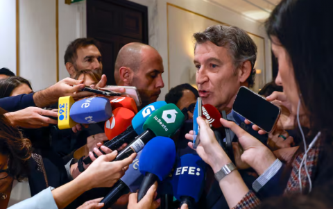 Feijóo critica que Ábalos siga de diputado votando lo que le dicta Sánchez