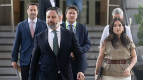 Vox propone impedir las ayudas a inmigrantes irregulares y suprimir el arraigo