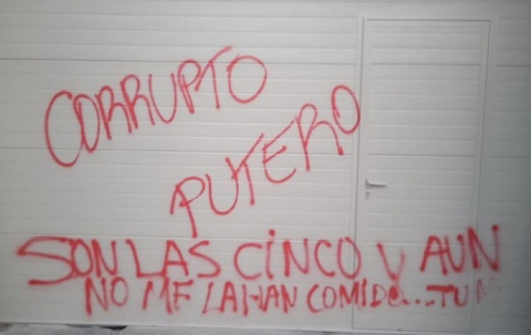 Ábalos denuncia pintadas insultantes en su domicilio
