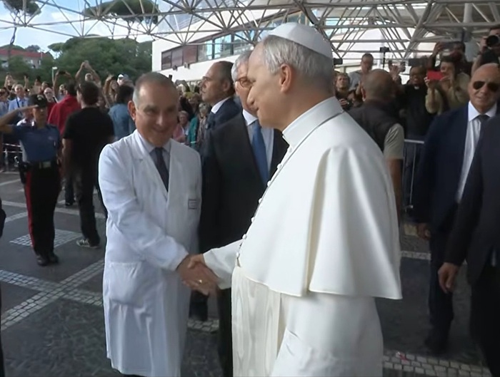 El Papa sale del hospital tras recibir el alta m&eacute;dica