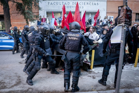 Cinco detenidos y dos policías heridos en una manifestación por la educación