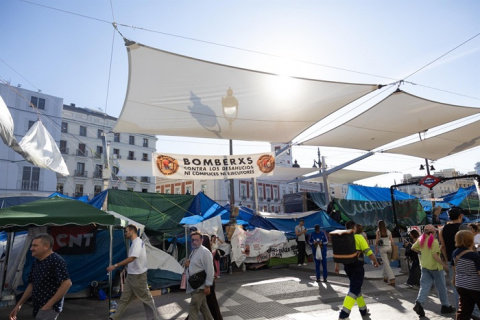 La Policía impone 76 multas por botellón y drogas y más de 100 por suciedad en la acampada de Sol