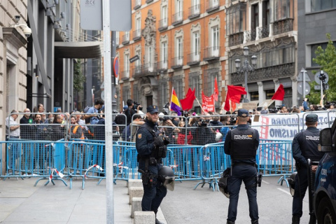 La Policía vigila a grupos radicales acampados en Sol