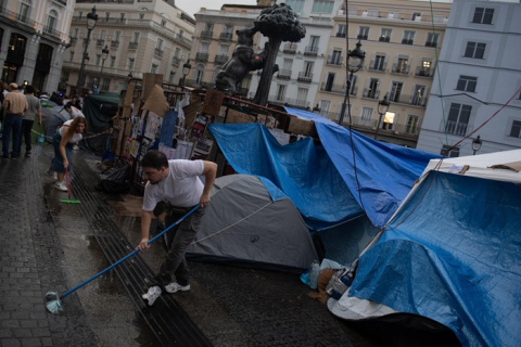 La acampada comienza a extenderse más allá de la Puerta del Sol