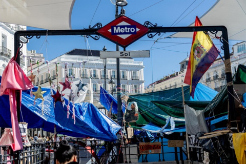 La acampada de Sol impide la celebración de actos por la Hispanidad
