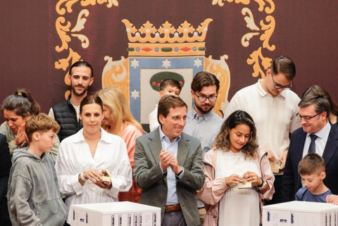 Almeida entrega las llaves de la vivienda 5.000 desde que es alcalde