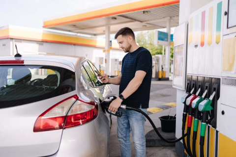 Los precios de los carburantes se abaratan hasta un 3,24%