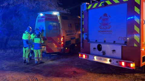 Cuatro heridos tras caer un vehículo por un terraplén