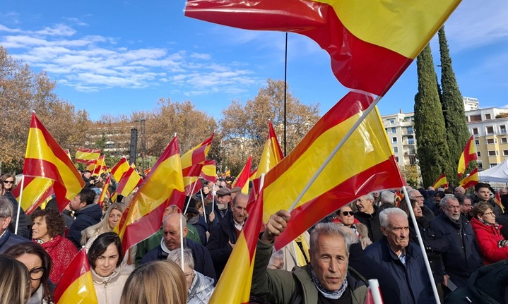 Miles de personas secundan la protesta del PP en Madrid para pedir elecciones ya