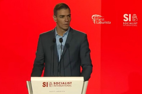 Sánchez acusa a la derecha de poner en venta la democracia