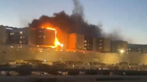 Un gran incendio obliga a evacuar cuatro plantas del Hospital Santa Lucía de Cartagena